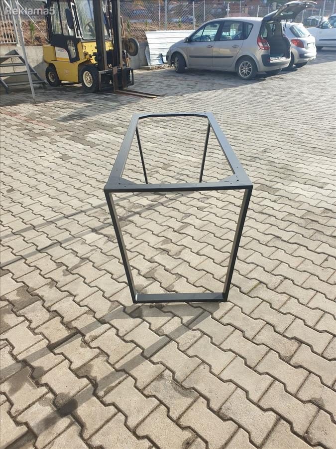 Metalni nogarki od profili i hairpin od svetlo vlečen čelik.