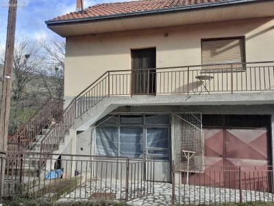Se prodava kukja, bavcha i dve shtali vo blizina na Bitola