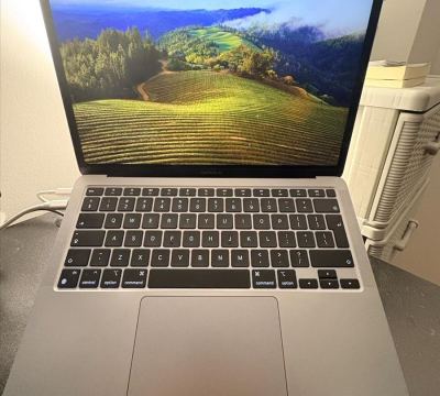 MacBook Air M1 2020, 16GB RAM - како нов