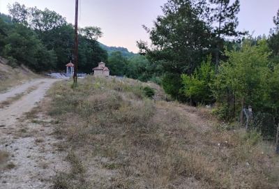 Se prodava plac ograden so zicana ograda